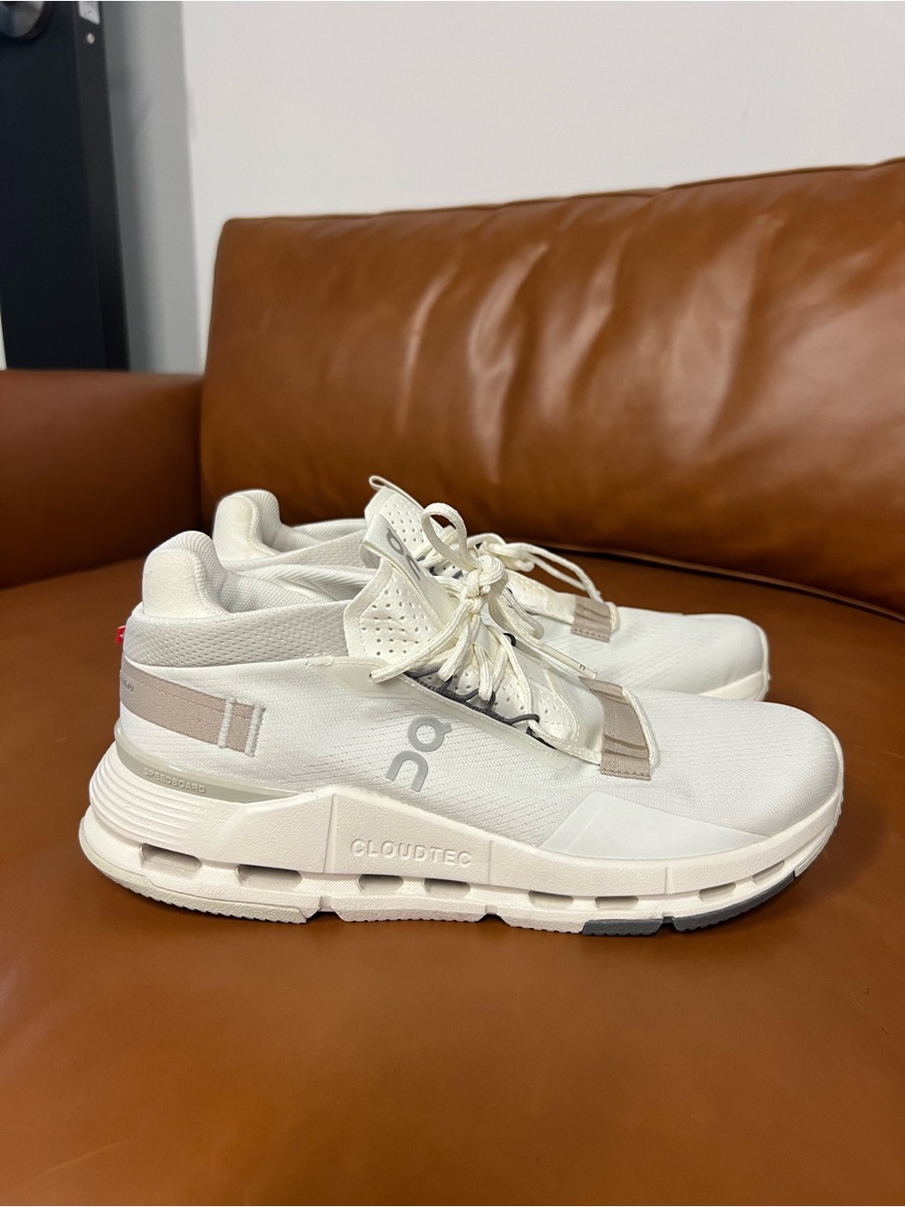 On Running WOMENS CLOUDNOVA 2 ICE SAND SIZE 9